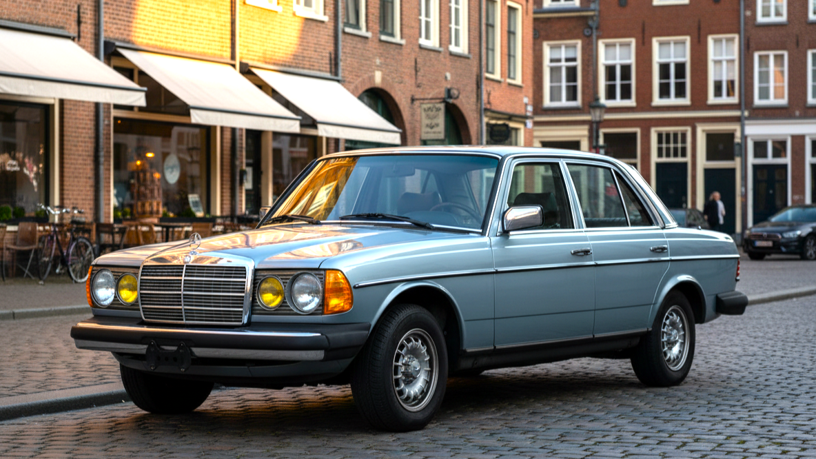 Mercedes-Benz W123 (1976–1985) сегорого цвета