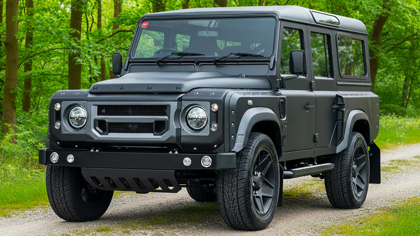 Land Rover Defender черного цвета
