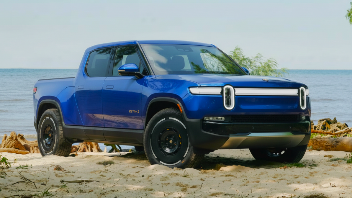 Rivian R1T синего цвета