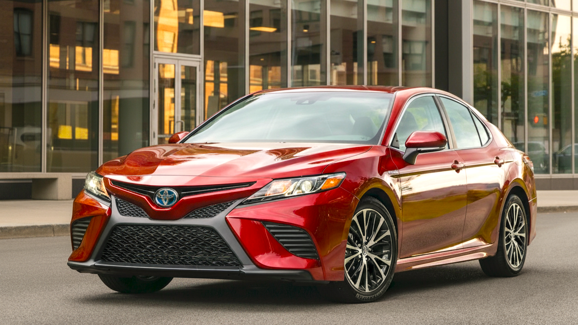 Toyota Camry красного цвета